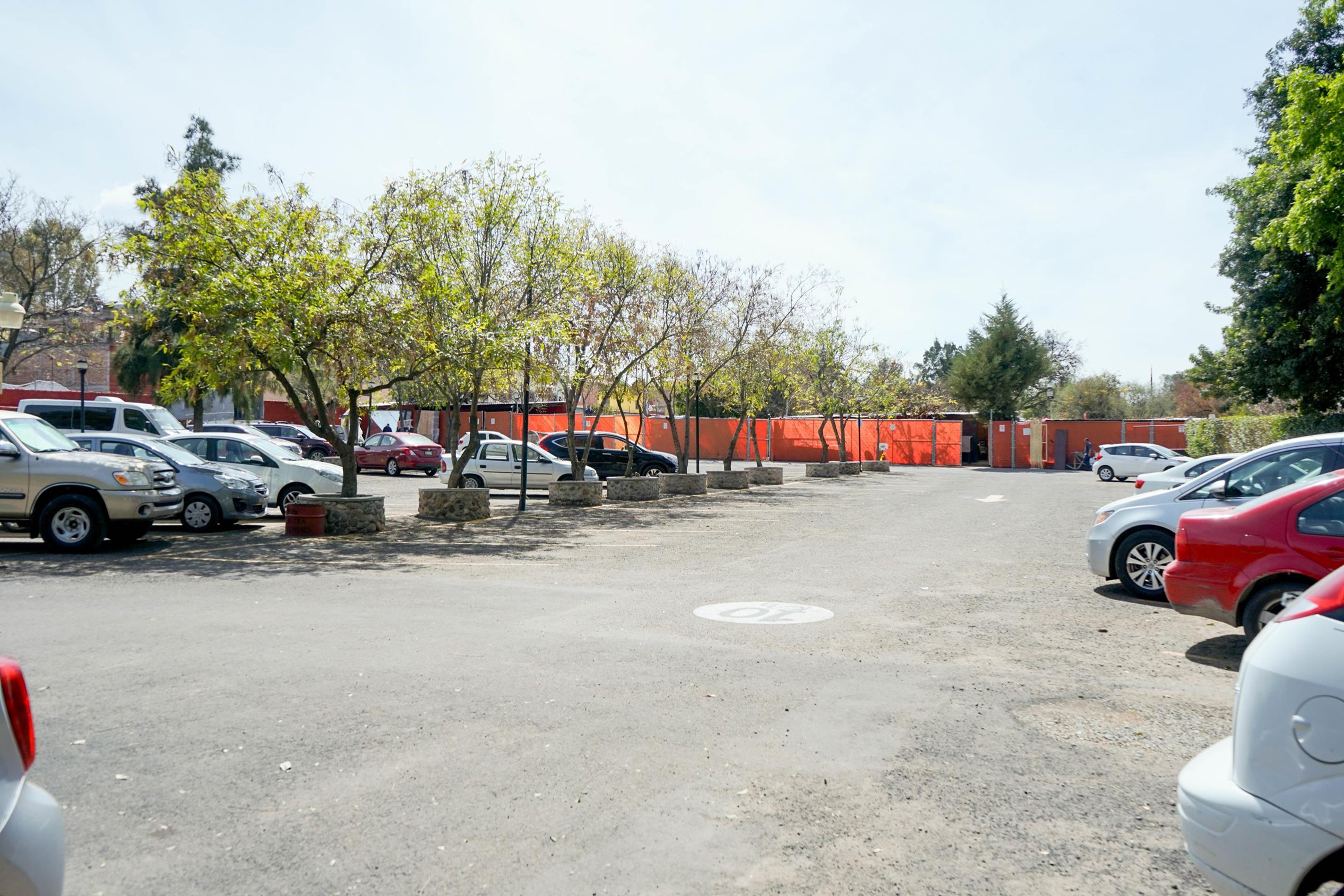 โรงแรมเรอัล เด มินาส ซานมิเกล เด อาเญนเด ภายนอก รูปภาพ The parking lot of the station